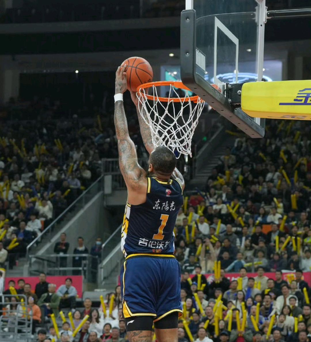 里程碑夜广州队单刀错失，NBA常规赛今晨刷纪录，球迷炸锅，年轻球员得到机会的简单介绍