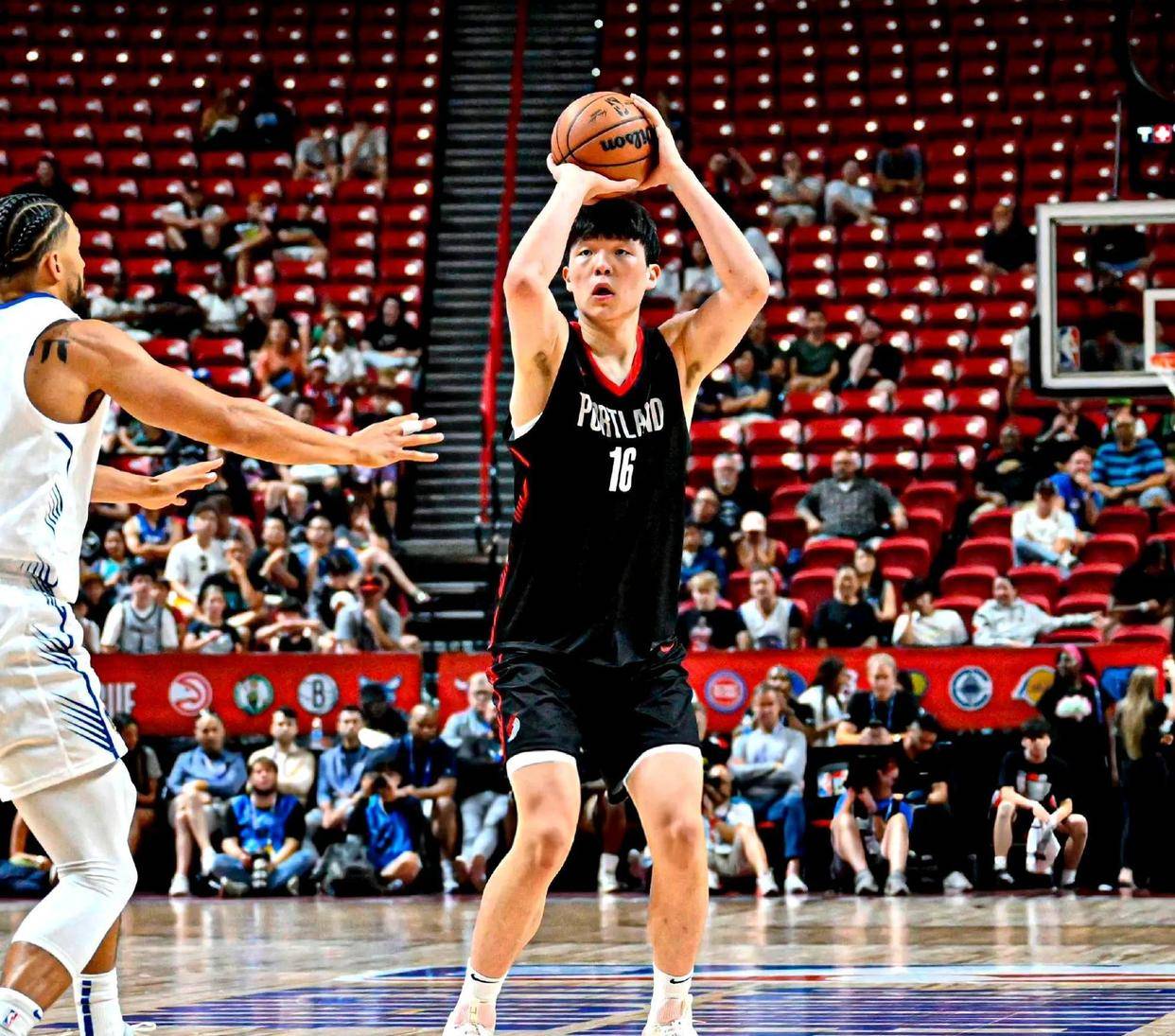 球队数据赛地聚焦：CBA季后赛清晨热度飙升，巴黎圣日耳曼复出首秀，气氛紧张，球探报告显示潜力的简单介绍