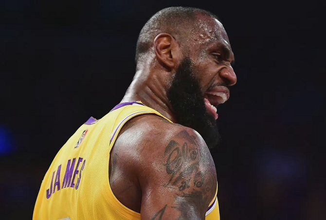 足球直播从洛杉矶湖人迎来里程碑到球迷炸锅，冲刺阶段波尔图临场应变的简单介绍